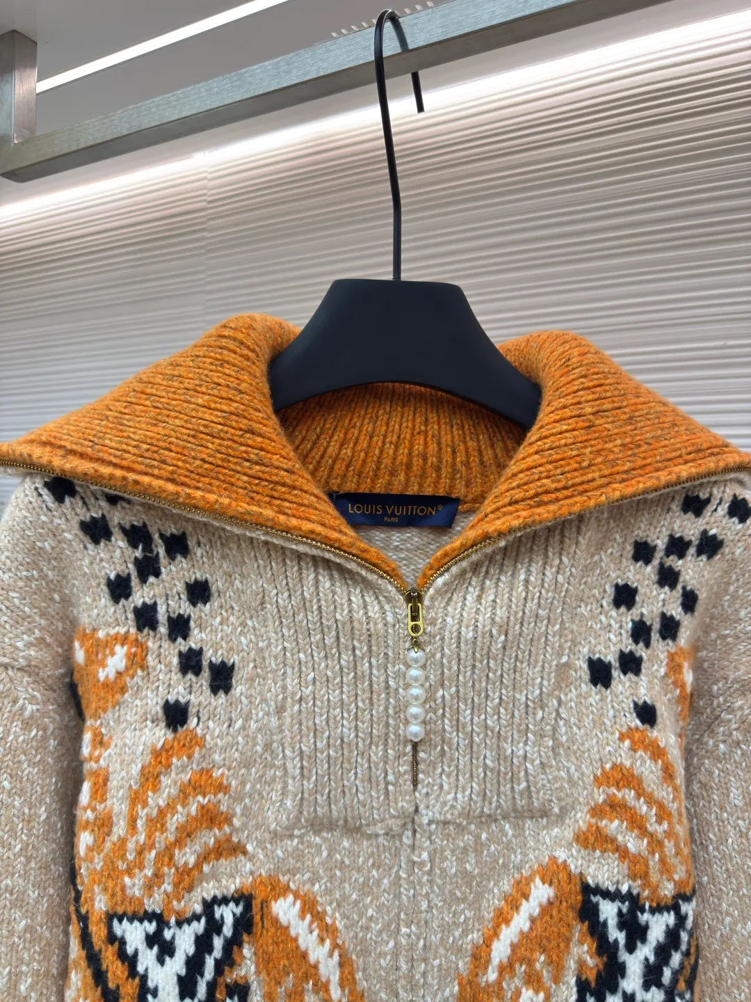 LOUIS VUITTON Nigo lobster patchwork wool knitted zipper jacket ●Authentic product: Purchased and developed by 25404 ●Item number: 1680400-D25 ●Fabric: wool fabric ●Technology: knitted production ●Version: fitted version ●Weight: about 1770 grams ●Size: XS-S-M-L ●Description: Made of high-quality cotton-wool blended fabric, soft, comfortable and elastic. The fabric has been specially treated to give it a fine knitted texture and is smooth to the touch. The koi fish pattern with the LV logo is carefully designed on the front. It is realized through exquisite intarsia technology and the pattern is three-dimensional and vivid. The back is embroidered with cherry blossoms and Japanese characters, using high-density embroidery thread with fine and even stitches. The zippers feature custom metal hardware, and each zipper pull is embellished with delicate beading. The entire jacket is meticulously sewn and all seams are double-stitched to ensure durability. The cinched waist is achieved with an internal drawstring that can be freely adjusted for tightness. The collar and cuffs are ribbed knitted with moderate elasticity and not easily deformed. All patterns and decorations undergo strict quality control to ensure that the colors are firm and will not fade. The overall wiring is straight and delicate, the fabric is comfortable and soft, and the color is consistent without color difference. It can be matched with the same style to create a fashionable look and control various occasions. Customized accessories, complete with three standards, same style for men and women!